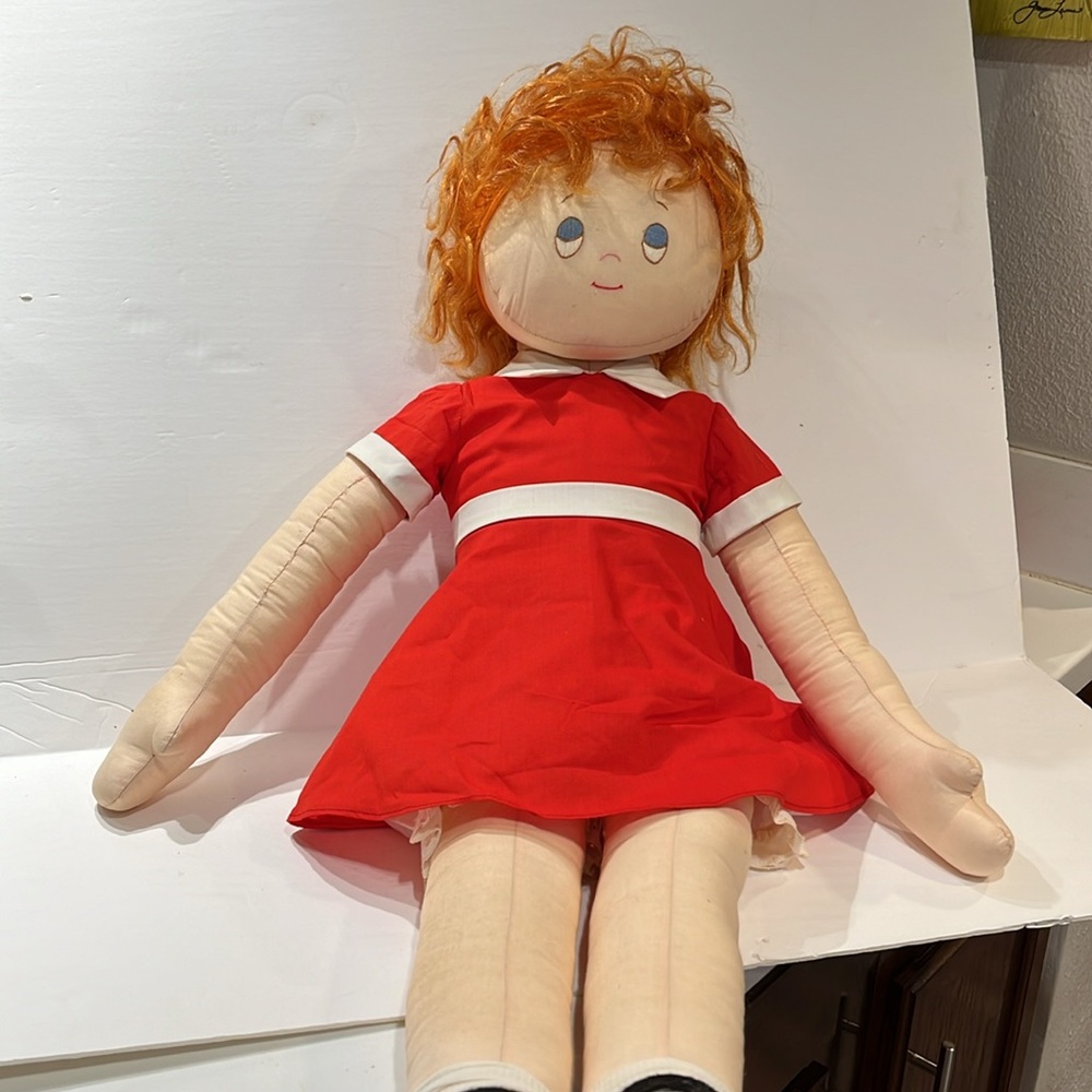 Little Orphan Annie doll vintage 1982. 36” tall, soft body. - Picture 3 of 11